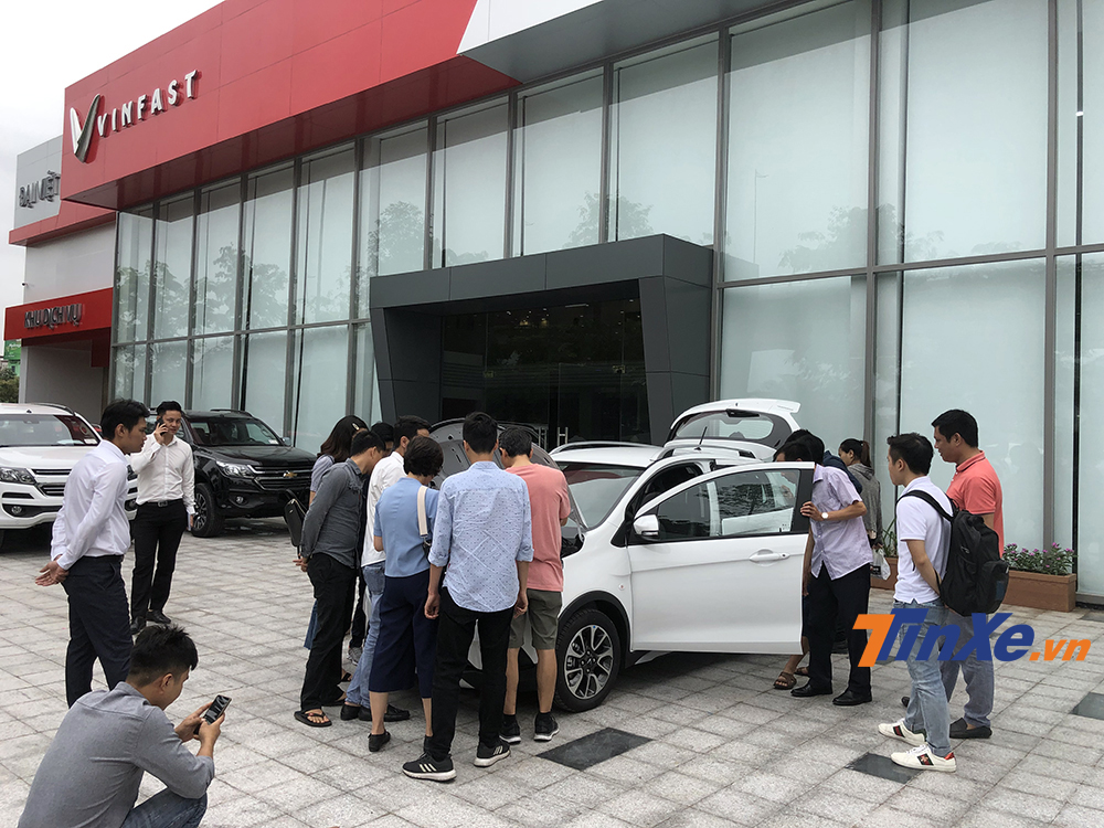 Ngay từ rất sớm, đại lý VinFast đã đông khách hàng đến chờ được trải nghiệm VinFast Fadil. Ngay từ rất sớm, đại lý VinFast đã đông khách hàng đến chờ được trải nghiệm VinFast Fadil.