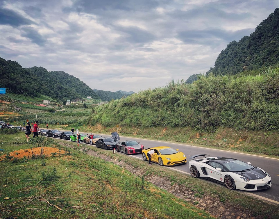 Sau tai nạn không may, Lamborghini Aventador S LP740-4 màu vàng vẫn di chuyển cùng các siêu xe khác về Mộc Châu Sau tai nạn không may, Lamborghini Aventador S LP740-4 màu vàng vẫn di chuyển cùng các siêu xe khác về Mộc Châu