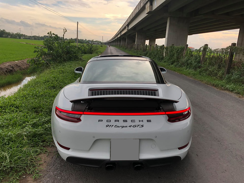 Porsche 911 Targa 4 GTS 2018 có đèn hậu LED rất tinh tế Porsche 911 Targa 4 GTS 2018 có đèn hậu LED rất tinh tế