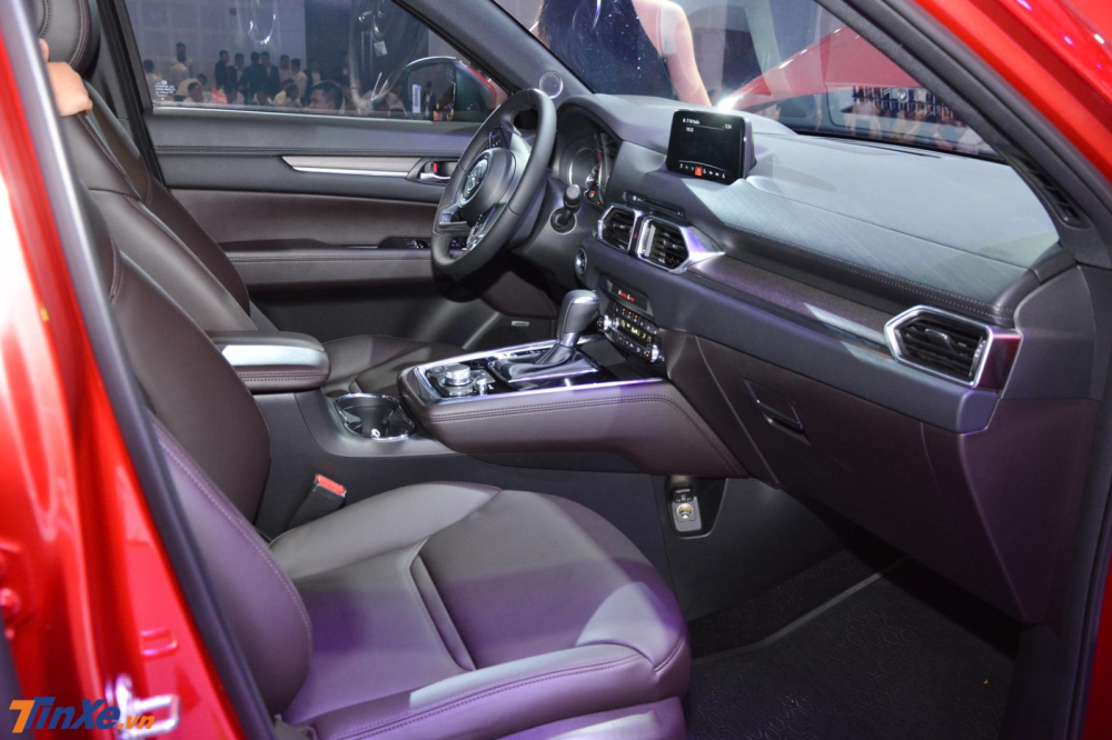 Nội thất Mazda CX-8 bọc da Nappa màu đỏ mận