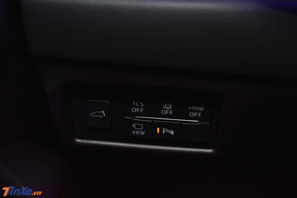 Mazda CX-8 Premium sẽ có 2 tuỳ chọn là dẫn động cầu trước FWD và 2 cầu AWD