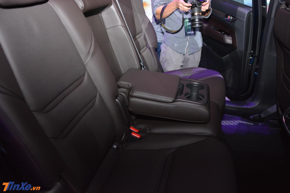 Hàng ghế thứ 2 của Mazda CX-8 có thêm bệ tỳ tay và hộc đựng cốc