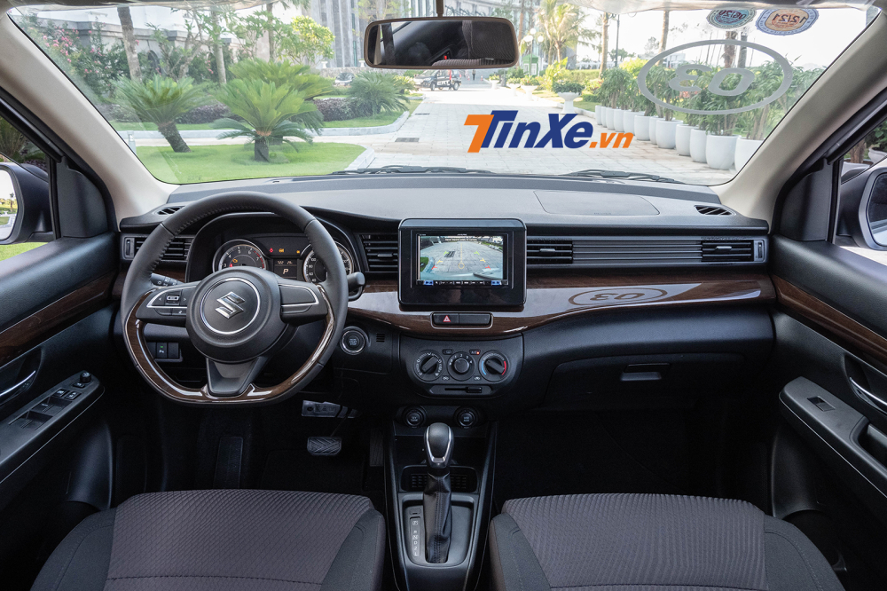 Tổng thể nội thất của Suzuki Ertiga 2019 bản AT