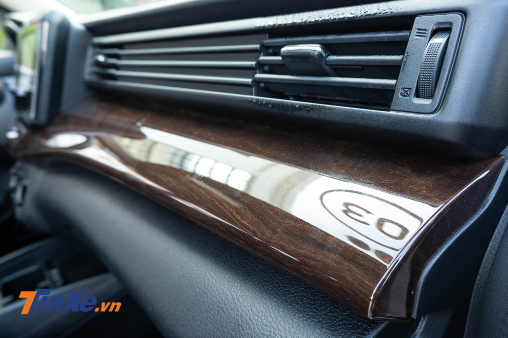 Khu vực táp-lô giữa các cửa gió điều hòa cũng có những đường viền nổi tạo thành đường thẳng liên kết, tránh cảm giác đơn điệu. Bên cạnh đó, phiên bản AT có thêm ốp nhựa giả gỗ bóng phần nào tăng thêm chất sang trọng