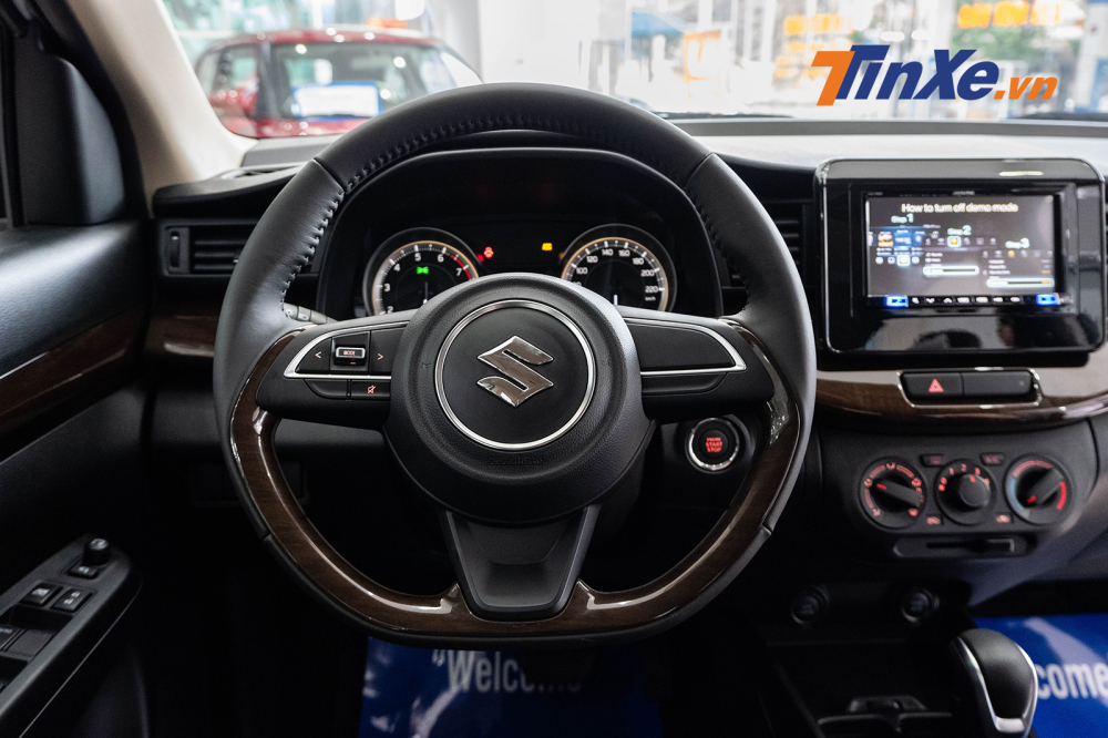 Vô lăng 3 chấu vát đáy trên bản AT nổi bật hơn bản MT với chất liệu bọc da và ốp nhựa giả gỗ bóng