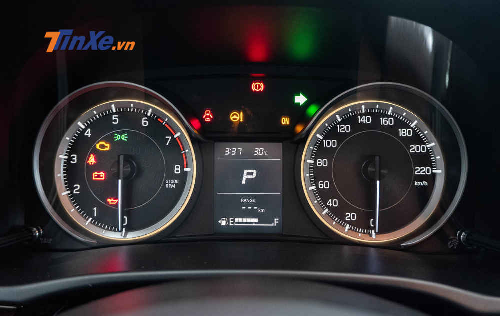 Đằng sau vô lăng là cụm đồng hồ dạng analogue kết hợp với màn hình LCD đơn sác khá đẹp mắt