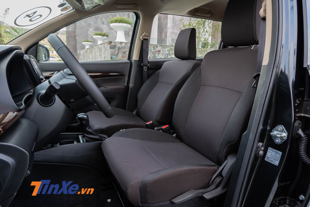 Các hàng ghế được bọc nỉ, chỉnh cơ và có đệm khá dày, hàng ghế trước có nhắc nhờ cài dây cho cả 2 ghế