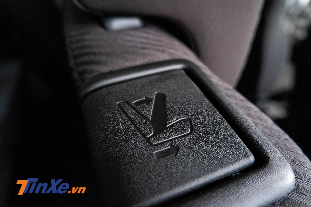 Hàng ghế thứ 2 có thiết kế dạng ray trượt cùng lẫy gạt cho phép người ngồi ở hàng ghế thứ 3 có thể chủ động gập và đẩy hàng ghế trước