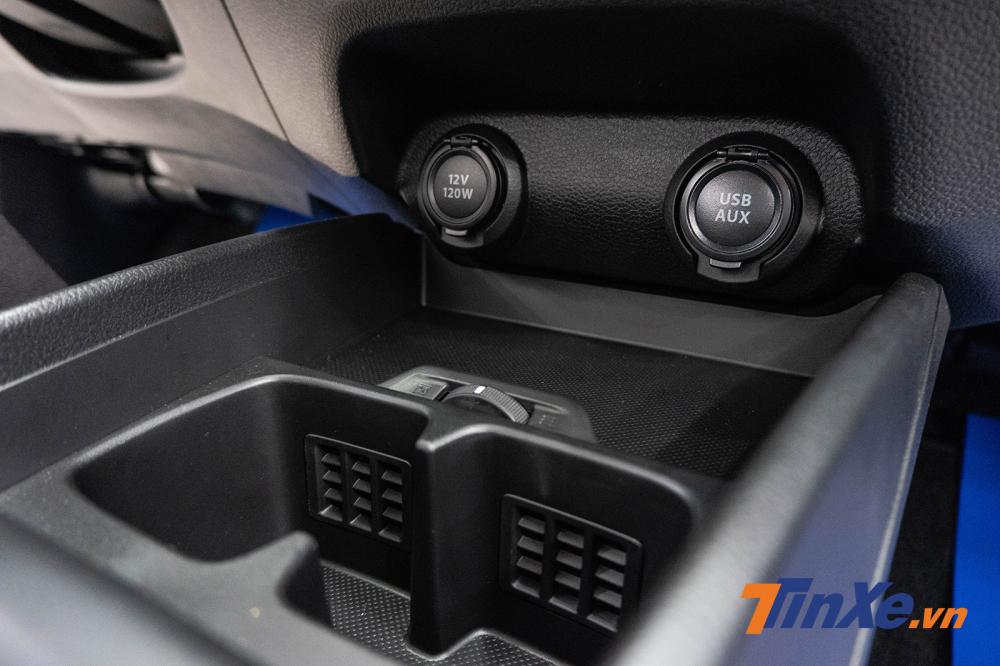 Phía trước khu vực cần số là cổng sạc tẩu 12V, cổng sạc USB và 2 vị trí đặt chai nước