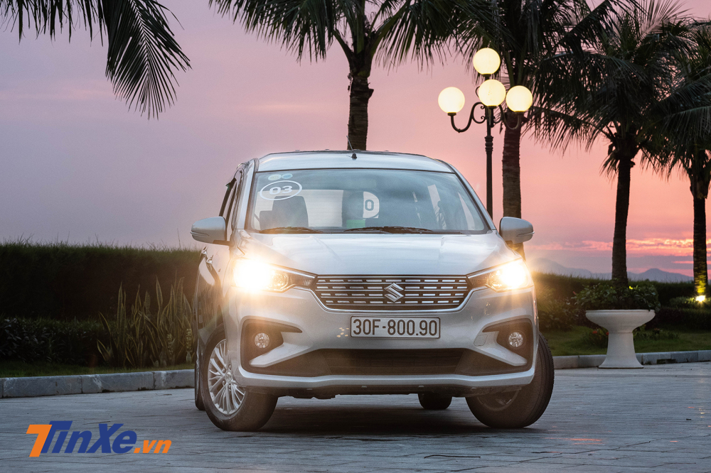 Mặt ca-lăng trước là nơi tập trung nhiều thay đổi nhất với lưới tản nhiệt mới có thiết kế tạo hình kim cương, bên trong có những thanh nan mạ crôm xếp tầng bắt mắt