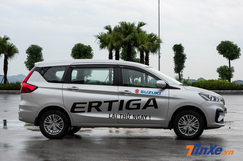 Thân xe tạo ấn tượng với 2 đường gân chạy liền mạch tạo độ thống nhất