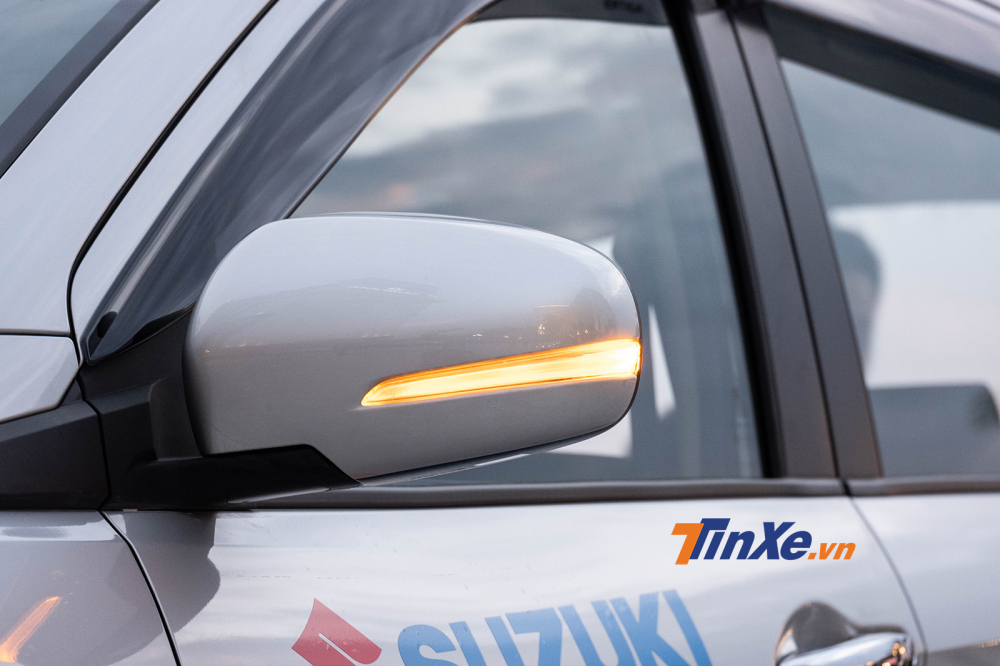 Gương chiếu hậu trên phiên bản AT có tính năng chỉnh, gập điện và tích hợp xi-nhan báo rẽ, tuy chỉ là đèn halogen nhưng tương đối sáng và dễ nhận thấy