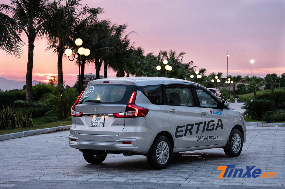 Đuôi xe có thiết kế khá cơ bắp, cản sau có tạo hình tương đối giống với cản trước