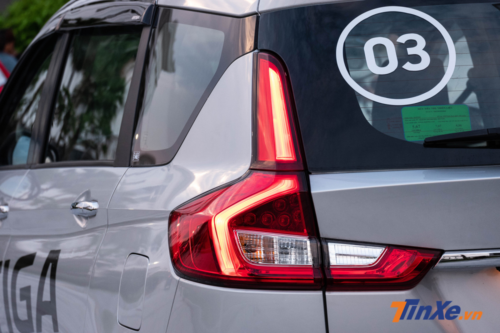 Cụm đèn hậu dạng chữ L được trang bị bóng LED và đi kèm đèn chỉ dẫn