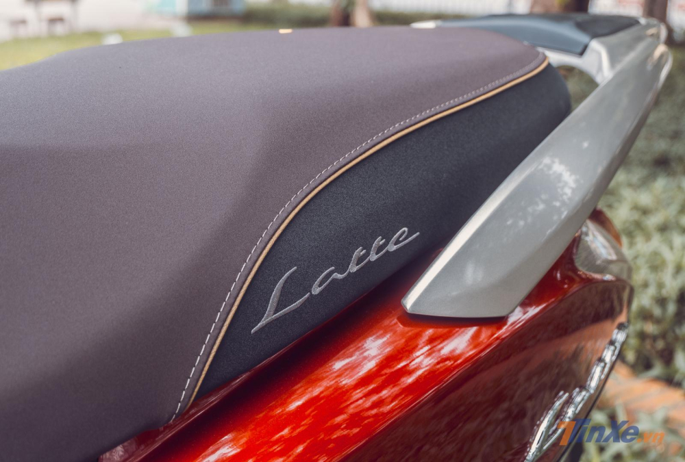 Yên xe có thiết kế dạng yên liền phân tầng Yên xe có thiết kế dạng yên liền phân tầng