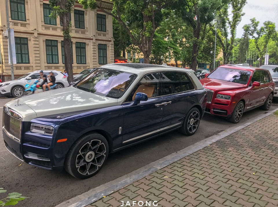 Đây là lần đầu tiên hai chiếc SUV siêu sang Rolls-Royce Cullinan đọ dáng cùng nhau Đây là lần đầu tiên hai chiếc SUV siêu sang Rolls-Royce Cullinan đọ dáng cùng nhau
