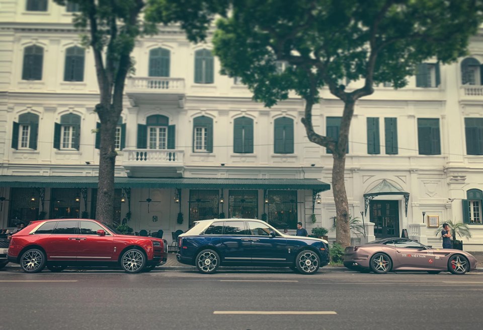 Bộ đôi SUV siêu sang Rolls-Royce Cullinan cùng siêu xe Ferrari California T đỗ trên phố Ngô Quyền, Hà Nội Bộ đôi SUV siêu sang Rolls-Royce Cullinan cùng siêu xe Ferrari California T đỗ trên phố Ngô Quyền, Hà Nội