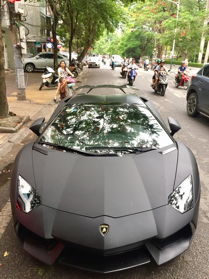 Cận cảnh bộ áo đen nhám của siêu xe Lamborghini Aventador LP700-4 Roadster đầu tiên về Việt Nam Cận cảnh bộ áo đen nhám của siêu xe Lamborghini Aventador LP700-4 Roadster đầu tiên về Việt Nam