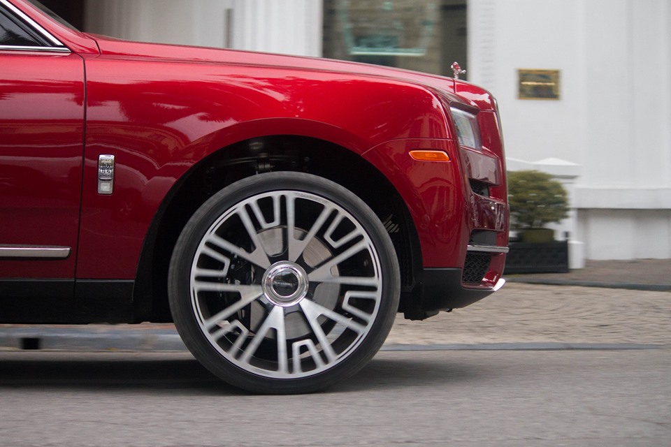 Còn đây là bộ mâm Mansory 24 inch của chiếc SUV siêu sang Rolls-Royce Cullinan thứ 4 về Việt Nam Còn đây là bộ mâm Mansory 24 inch của chiếc SUV siêu sang Rolls-Royce Cullinan thứ 4 về Việt Nam