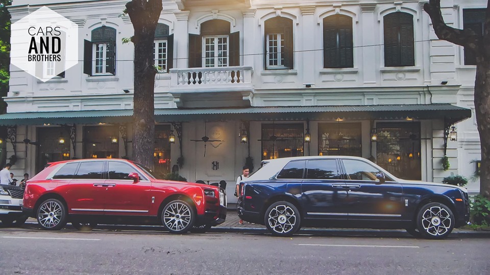Hai chiếc Rolls-Royce Cullinan đỗ trên đường phố Hà Nội thuộc chiếc đầu tiên và thứ tư có mặt tại Việt Nam Hai chiếc Rolls-Royce Cullinan đỗ trên đường phố Hà Nội thuộc chiếc đầu tiên và thứ tư có mặt tại Việt Nam