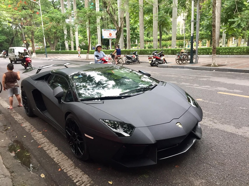 Hiện chiếc siêu xe Lamborghini Aventador LP700-4 mui trần đầu tiên về Việt Nam đã mang phong cách Hiện chiếc siêu xe Lamborghini Aventador LP700-4 mui trần đầu tiên về Việt Nam đã mang phong cách Batman