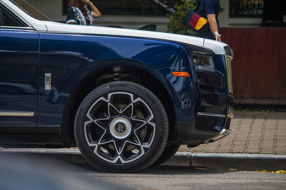 SUV siêu sang Rolls-Royce Cullinan đầu tiên về Việt Nam mới được độ mâm cá tính SUV siêu sang Rolls-Royce Cullinan đầu tiên về Việt Nam mới được độ mâm cá tính