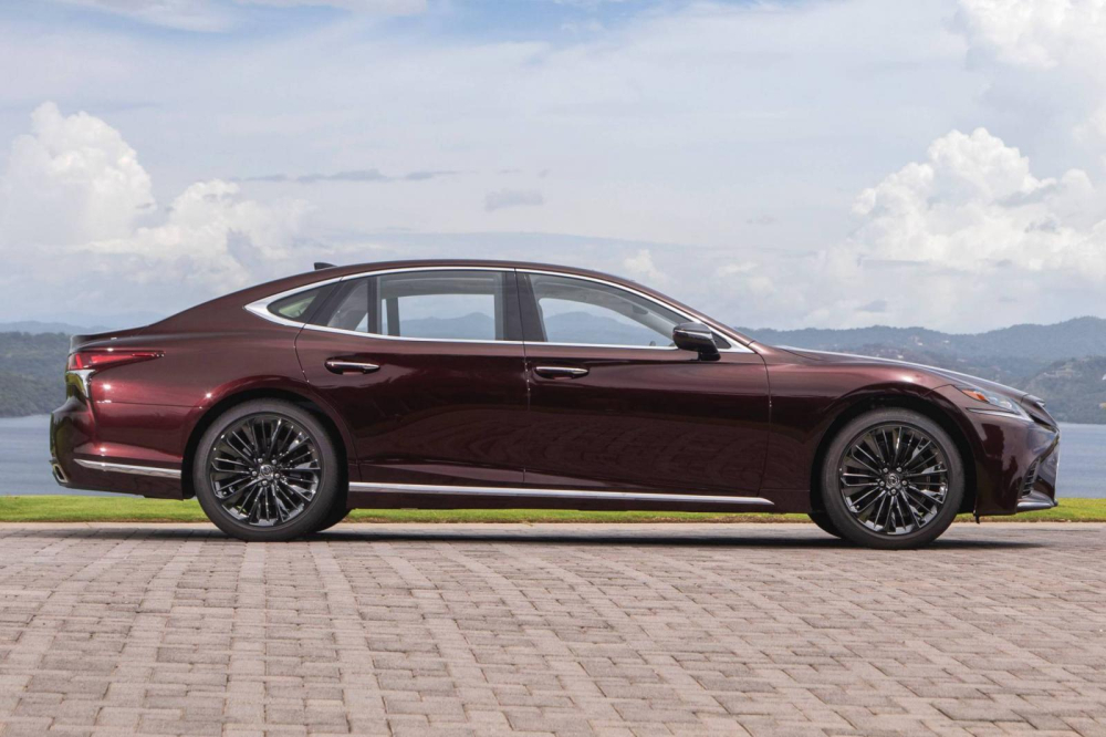 Lexus LS500 Inspiration Series 2020 được trang bị bộ vành 20 inch mạ crôm màu tối Lexus LS500 Inspiration Series 2020 được trang bị bộ vành 20 inch mạ crôm màu tối