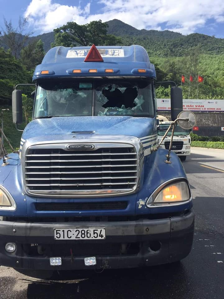 Chiếc xe container mà đối tượng Dương cố thủ bên trong Chiếc xe container mà đối tượng Dương cố thủ bên trong