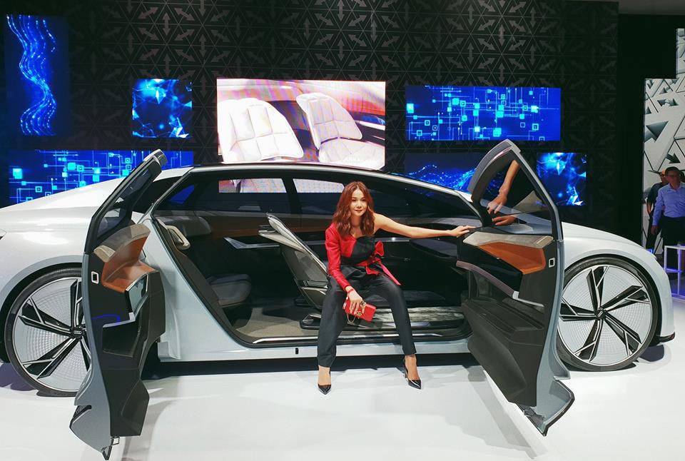 Đại sứ thương hiệu Audi, Thanh Hằng chụp ảnh cùng Aicon Concept tại triển lãm Audi Brand Experience 2018 ở Singapore
