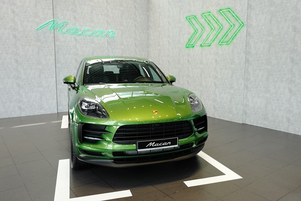 Porsche Macan 2019 đang được phân phối chính hãng có nước sơn khá độc là xanh lá