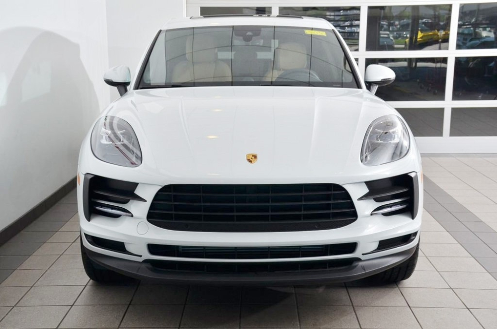Porsche Macan 2019 của siêu mẫu Thanh Hằng mới mua có màu sơn trắng
