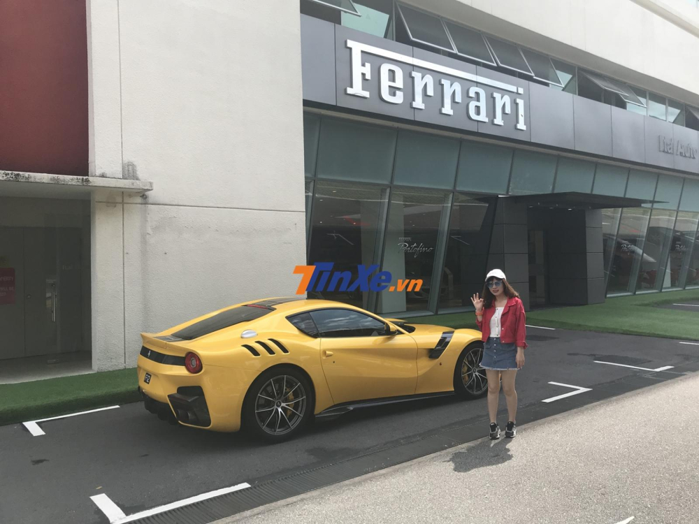 Một đại lý siêu xe Ferrari ở Singapore