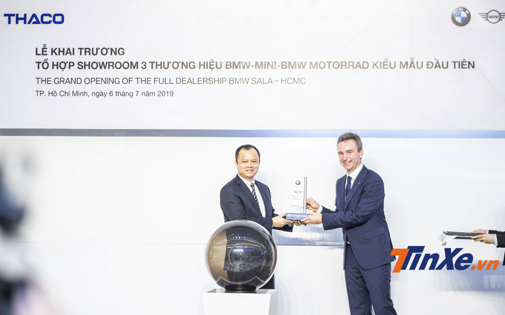 Ông Christopher Wehner - Giám đốc điều hành BMW Châu Á - trao chứng nhận tiêu chuẩn BMW cho tổ hợp showroom BMW Sala. Ông Christopher Wehner - Giám đốc điều hành BMW Châu Á - trao chứng nhận tiêu chuẩn BMW cho tổ hợp showroom BMW Sala.