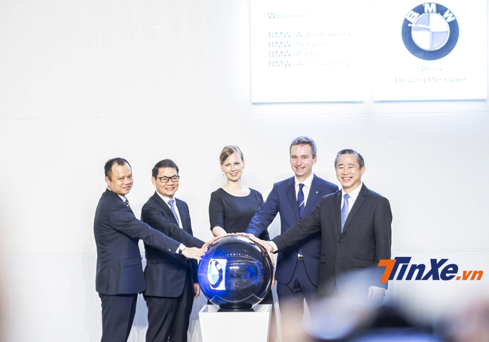 Ông Trần Bá Dương cho biết đến cuối năm 2020, Việt Nam sẽ có 15 tổ hợp showroom BMW, BMW Motorrad và MINI trên khắp các thành phố lớn. Ông Trần Bá Dương cho biết đến cuối năm 2020, Việt Nam sẽ có 15 tổ hợp showroom BMW, BMW Motorrad và MINI trên khắp các thành phố lớn.