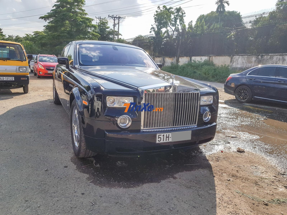 Việc chiếc xe siêu sang Rolls-Royce Phantom thế hệ cũ này bị khuyết một chụp mâm bánh xe phía sau khiến cư dân mạng đặt ra hai giả thiết