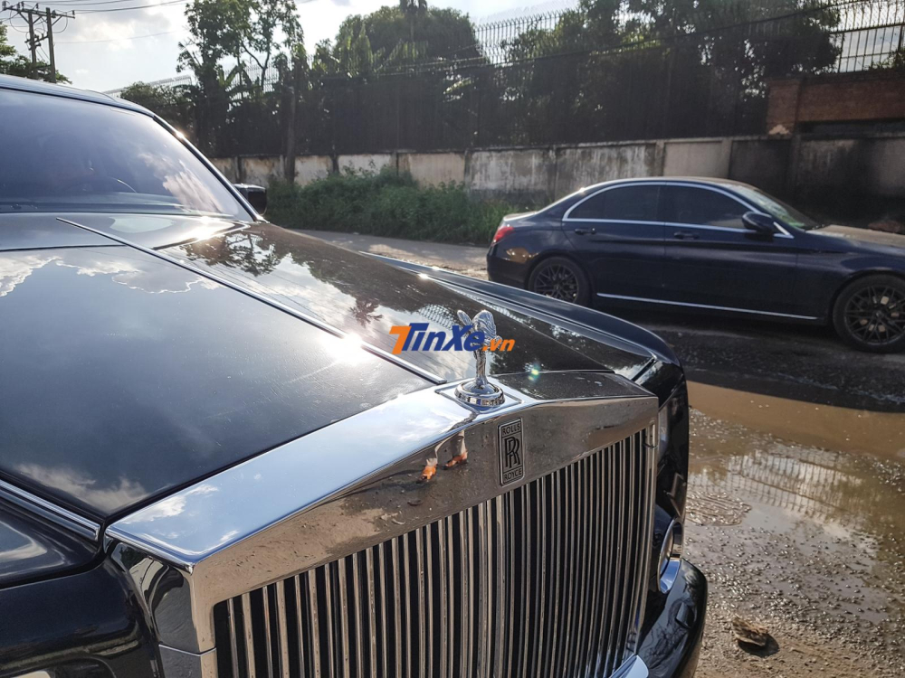 Biểu tượng đặc trưng Spirit of Ecstasy của xe siêu sang Rolls-Royce vẫn có mặt trên chiếc Phantom thế hệ thứ 7 này với màu bạc