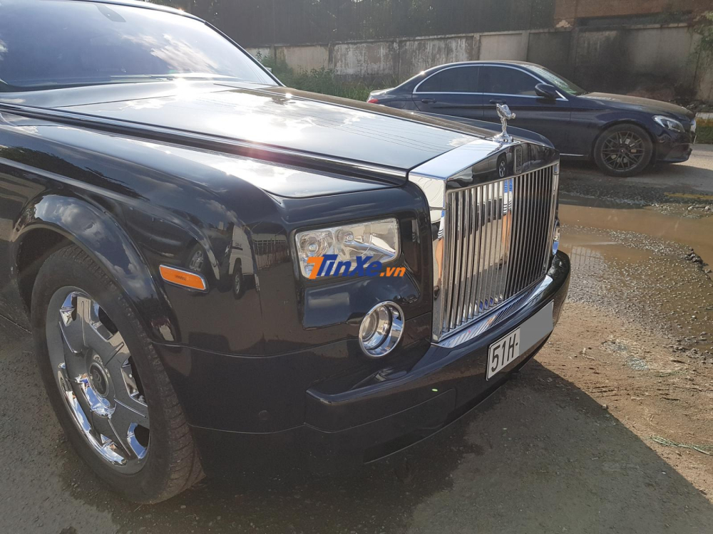 Rolls-Royce Phantom VII thế hệ đầu tiên sở hữu đèn pha vuông vức không tích hợp dải đèn LED chiếu sáng ban ngày