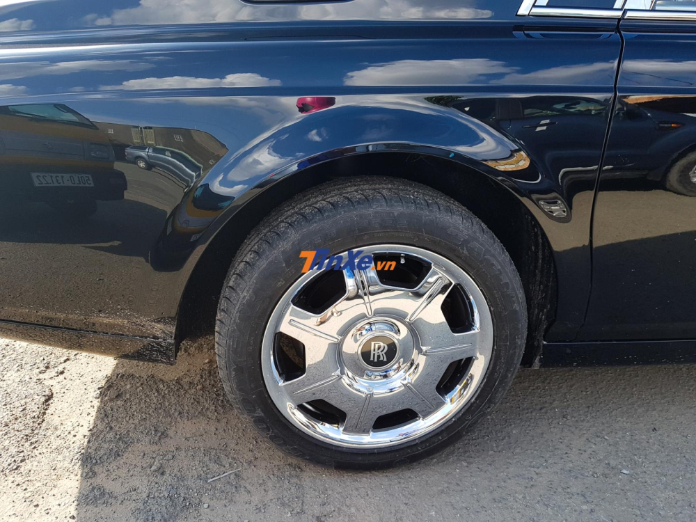 chữ R kép trên chụp mâm này vẫn đứng yên khi xe di chuyển