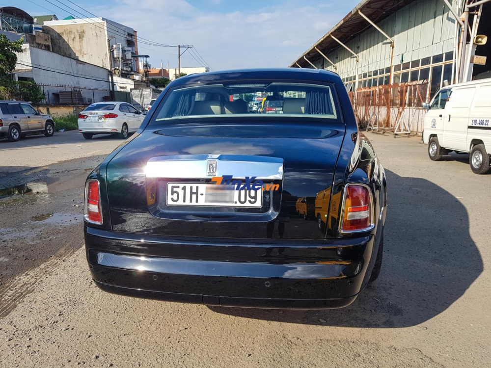 Vẻ đẹp của Rolls-Royce Phantom thế hệ thứ 7 phiên bản đầu tiên nhìn từ phía đuôi xe