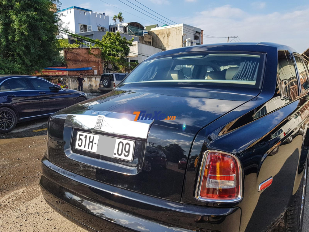 Đèn hậu thiết kế vuông vức có thêm các thanh mạ crôm bóng loáng