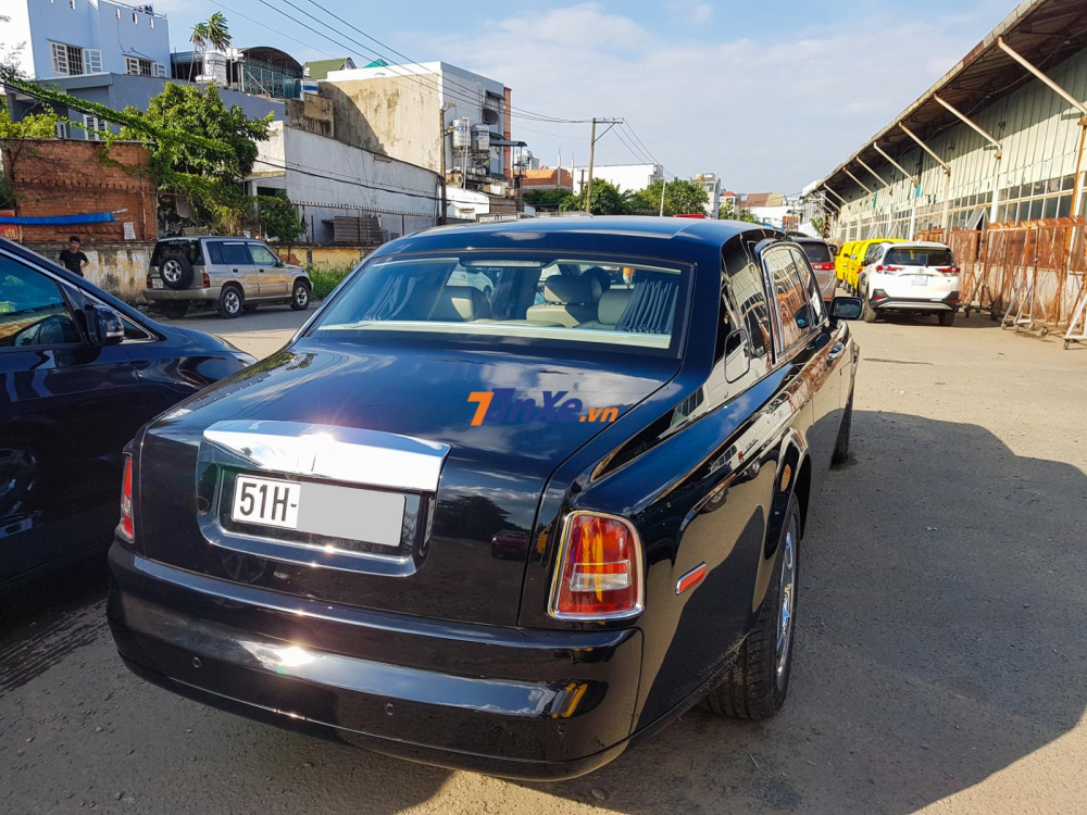 Đầu tiên chính là chiếc xe siêu sang này bị kẻ gian vặt logo một bánh xe phía sau