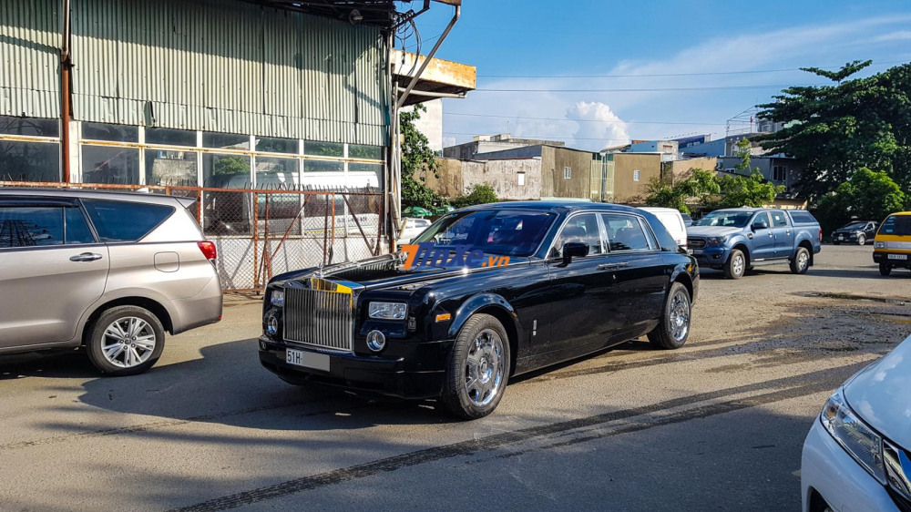 chiếc xe siêu sang Rolls-Royce Phantom thế hệ cũ này bị khuyết một chụp mâm bánh xe phía sau khi đi đăng kiểm và sau đó lăn bánh trên đường phố đã khiến không ít người bất ngờ