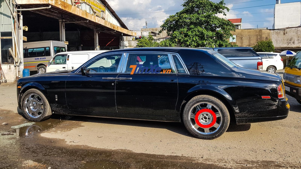 Xe triệu đô Rolls-Royce Phantom của nhà giàu Việt đi đăng kiểm bị khuyết mất logo bánh sau