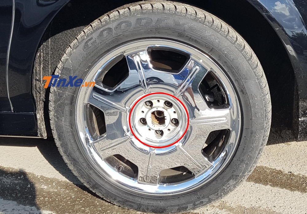 Cận cảnh bánh xe bị mất chụp mâm Rolls-Royce của chiếc Phantom thế hệ thứ 7