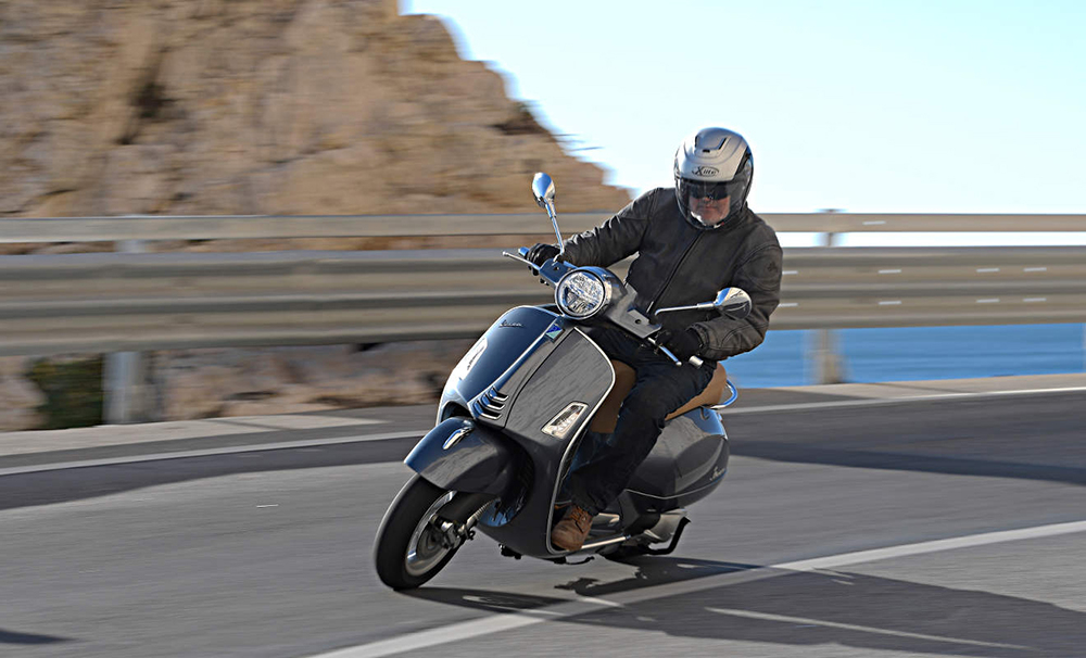 Không chỉ thay đổi động cơ, công nghệ thông minh cũng giúp người lái xe kết nối với chiếc xe thông qua điện thoại thông minh. Không chỉ thay đổi động cơ, công nghệ thông minh cũng giúp người lái xe kết nối với chiếc xe thông qua điện thoại thông minh.