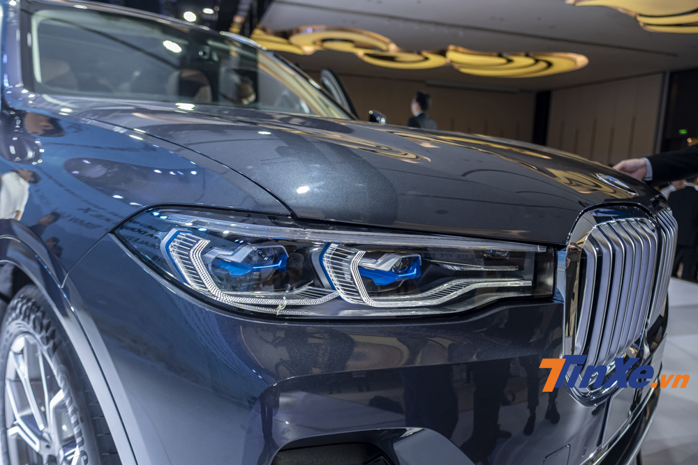 BMW X7 tại Việt Nam được trang bị hệ thống đèn chiếu sáng Lazer thông minh cho phép tự điều chỉnh góc chiếu khi gặp phương tiện đi ngược chiều.