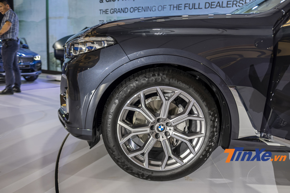 BMW X7 tại Việt Nam được trang bị gói trang bị Pure Excellence nên sở hữu bộ vành hợp kim đa chấu chữ Y có kích thước 21 inch. Đi kèm với đó là bộ lốp cao cấp của Continental có kích thước 285/45-R21.