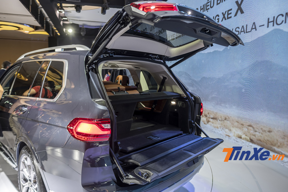 Cốp sau của BMW X7 được mở làm hai phần riêng biệt, sẽ tạo sự thuận tiện hơn cho người dùng khi muốn đưa những đồ vật lớn vào trong xe.