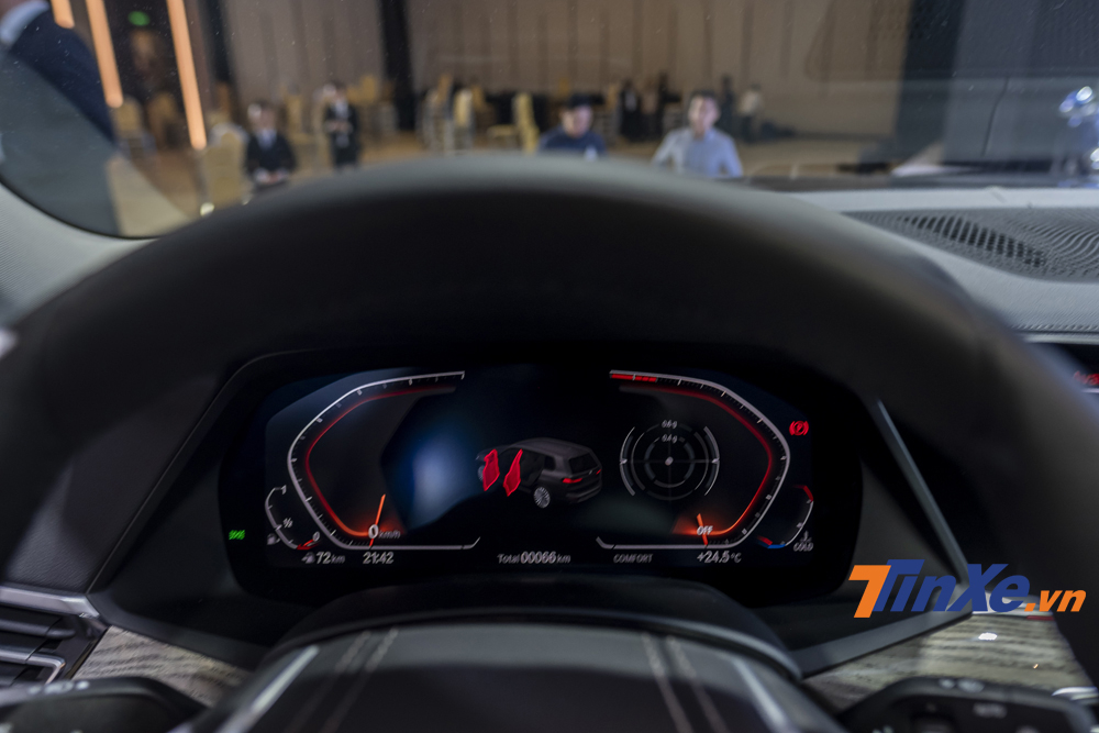 Phía sau vô-lăng là màn hình điện tử hiển thị đa thông tin thay cho đồng hồ cơ truyền thống.