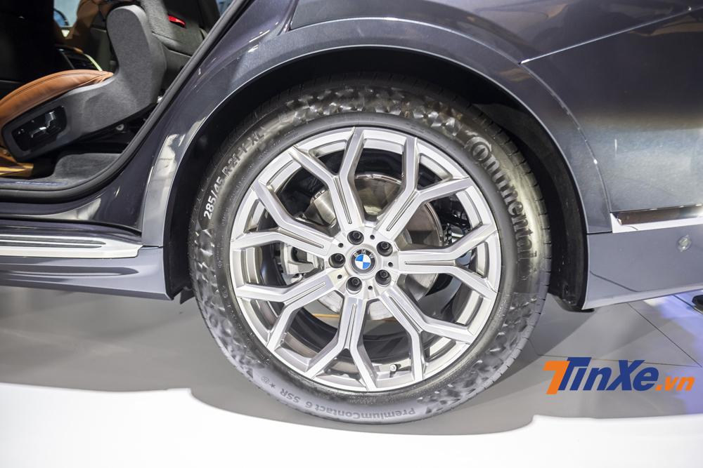 Ngoài các công nghệ an toàn như ABS, EBD, BA, ESP..., BMW X7 tại Việt Nam còn nổi bật với tính năng đánh lái bánh sau Integral Active Steering tuỳ theo tốc độ khiến cho việc điều khiển mẫu xe này trở nên linh hoạt hơn rất nhiều.